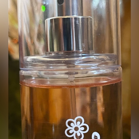 Bath and Body Works Pretty as a Peach Body Spray - Picture 2 of 2